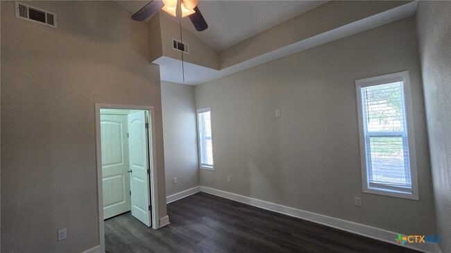 Building Photo - 305 Remuda Dr