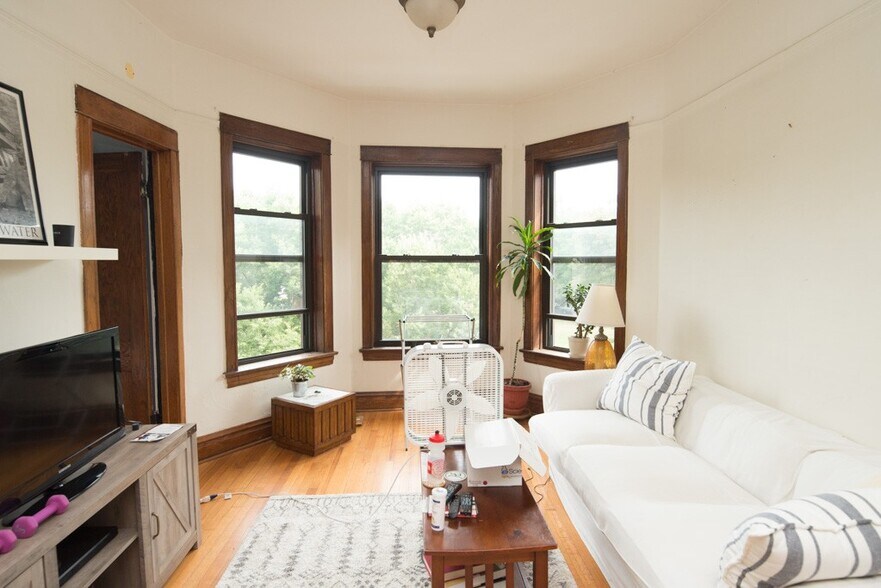 Building Photo - 1927 W Schiller St