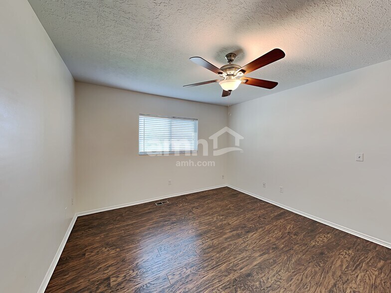 Building Photo - 5069 S Vista Dr