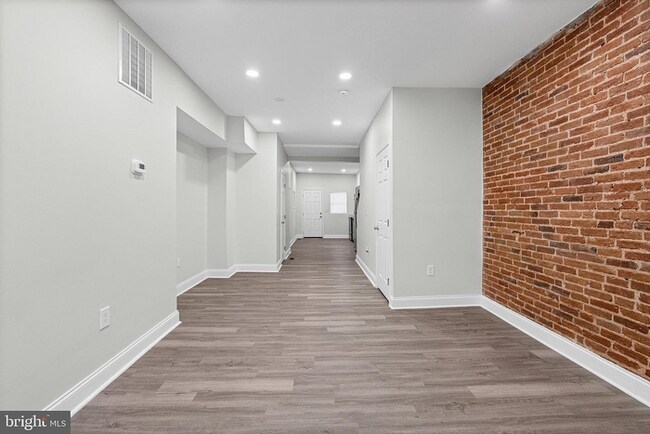 Building Photo - 3 bedrooms, 3.5 bathrooms