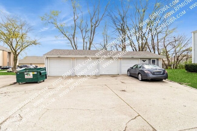 Building Photo - 317 SE Lowell Dr