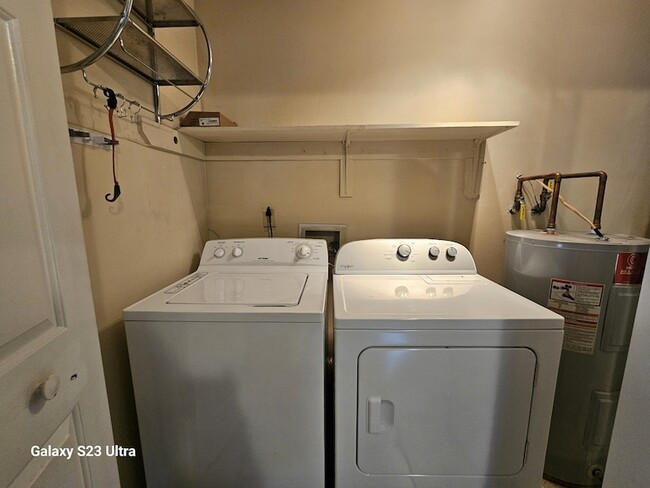 Building Photo - 615 Lilly Ln