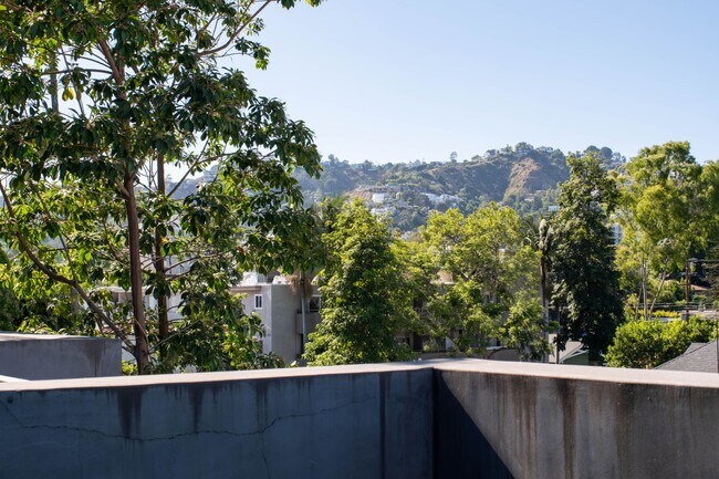 Building Photo - 1220 N Orange Grove Ave