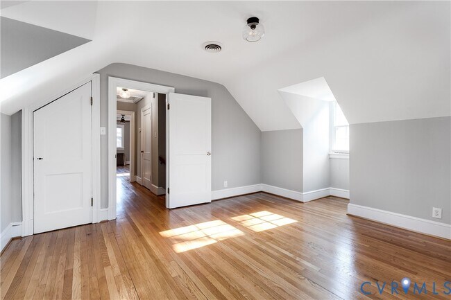 Building Photo - 1004 W 49th St