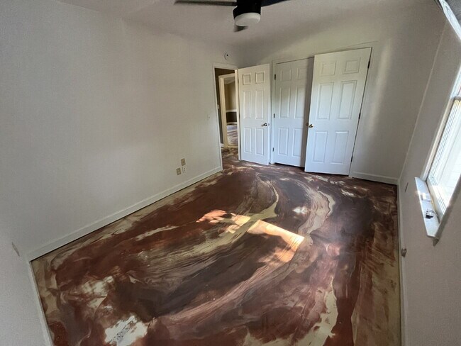 Building Photo - "Charming 3-Bedroom Retreat with Granite Elegance & Cozy Fireplace in Kernersville!"