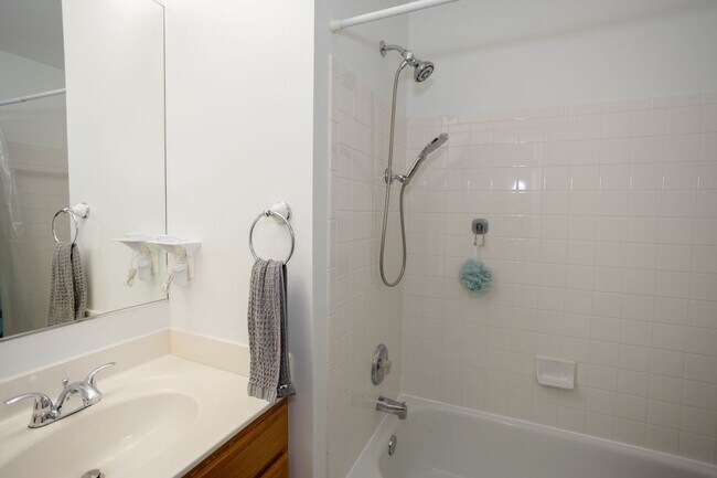 Building Photo - Rare Opportunity in Potomac Crossing!