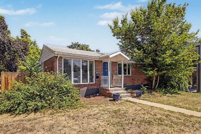 Building Photo - "Charming 3-Bed Townhouse in Denver's Heart – Spacious 1350 Sq Ft Living!"