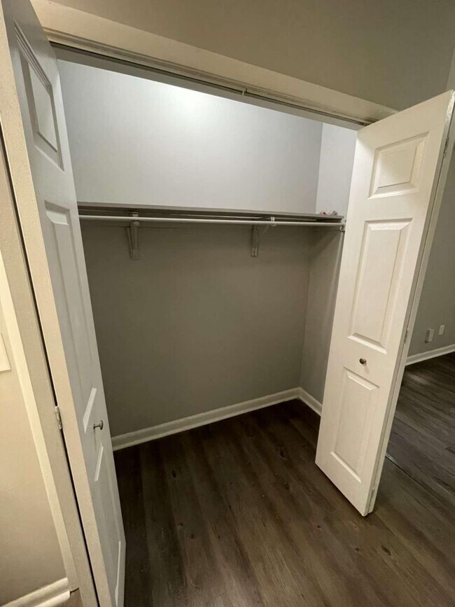 Building Photo - 1 Bedroom Apartment with a Bonus Loft