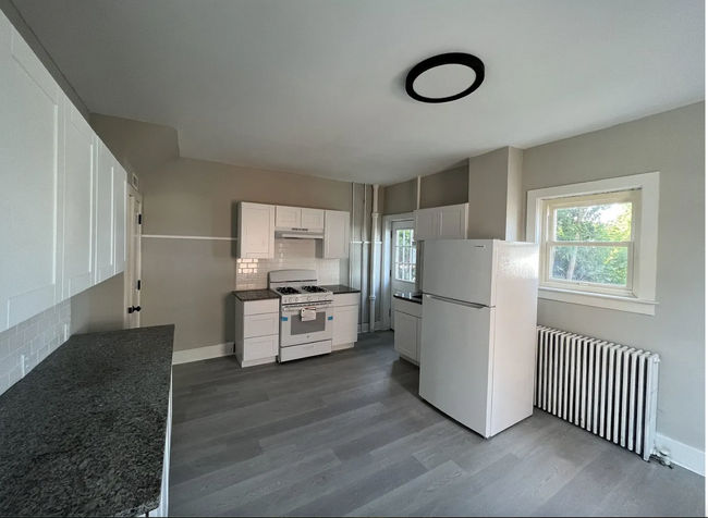 Building Photo - This beautifully remodeled single-family r...