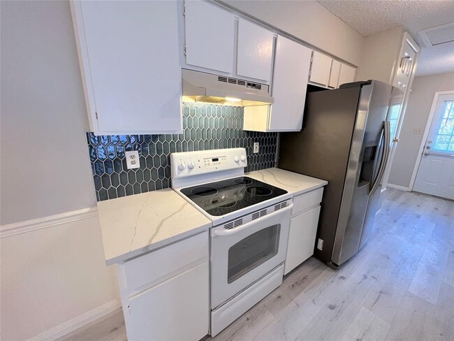 Building Photo - 9900 Hundred Oaks Cir