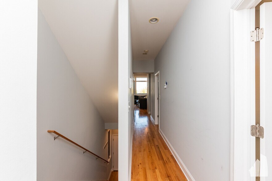 Building Photo - 1133 W Addison St