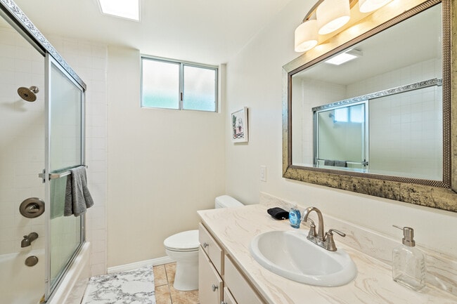 Building Photo - 10961 Limetree Dr