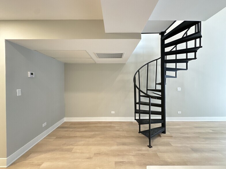 Building Photo - 1220 N La Salle Dr