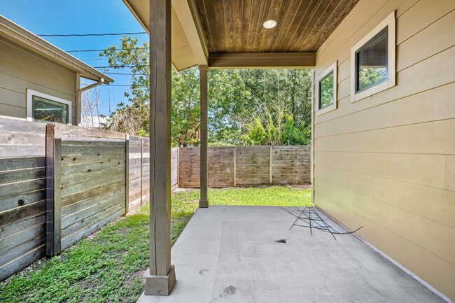 Building Photo - Stunning Modern Home in Desirable 78704 Ne...
