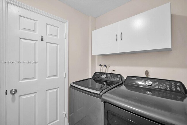 Building Photo - 250 E Royal Palm Rd