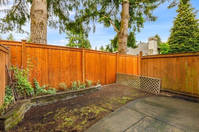 Building Photo - 2 Bedroom 2.5 Bath Townhouse Kirkland *Move in special!