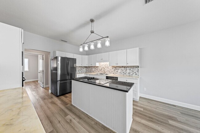 Building Photo - Spacious 4 Bedroom in Bluewater Bay w/ Large POOL!!