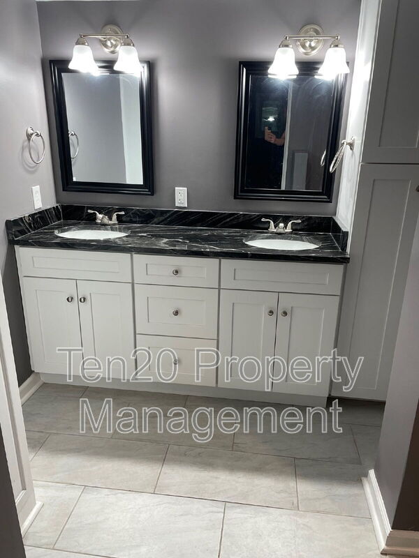 Building Photo - 3211 Maricopa Dr