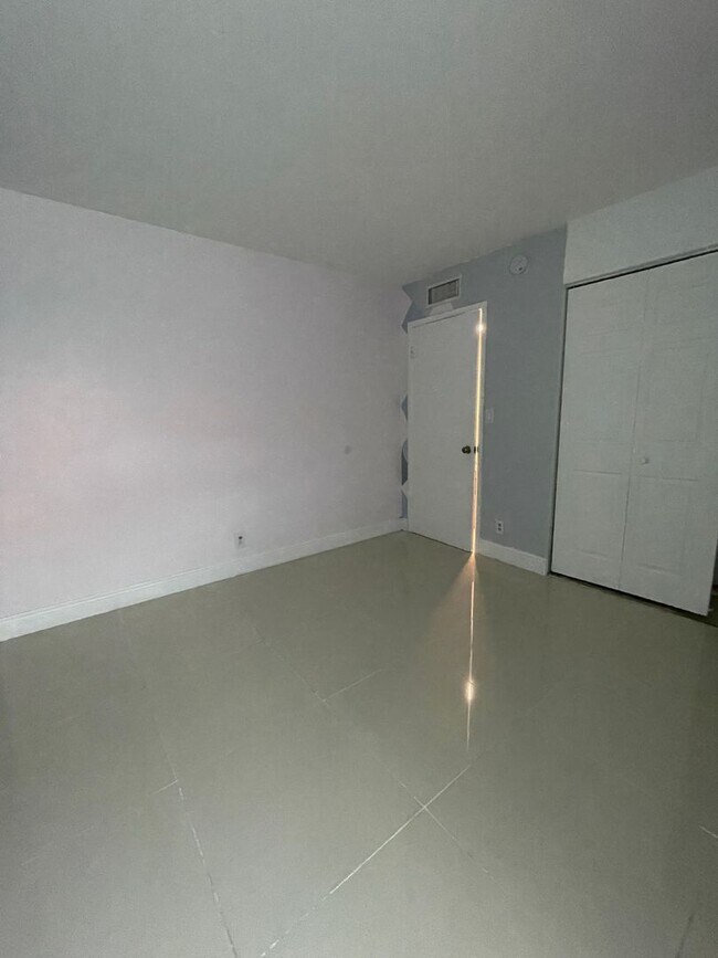 Building Photo - Charming Apartment in Fort Lauderdale