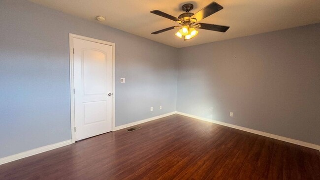 Building Photo - Enjoy Half Off Your First Month's Rent! 3-bedroom, 2.5-bath Split-Level Condo