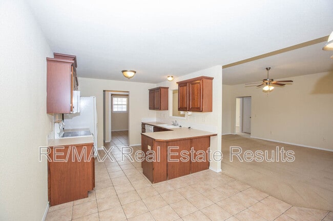 Building Photo - 1902 SW Fremont Rd