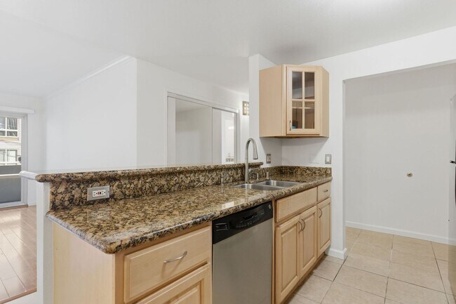 Building Photo - 1 Bed • 1 Bath Apartment with Balcony & Parking – Prime Oakland Location