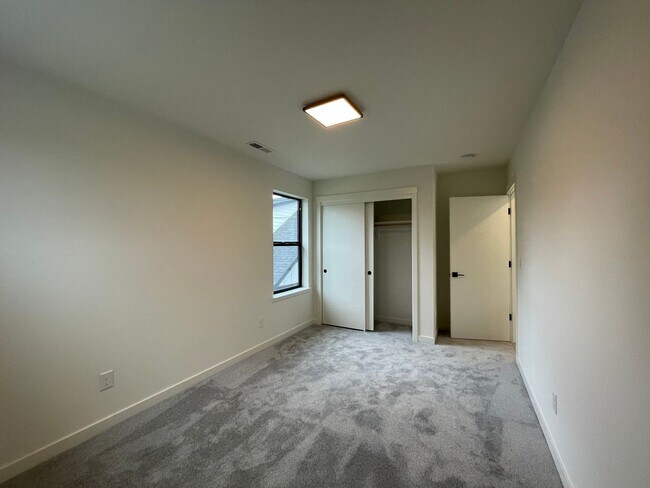 Building Photo - 4Bd/2.5Ba Corner Home in Desireable Portsmouth Neighborhood ~ Newly Built, Quartz Countertops, Si...