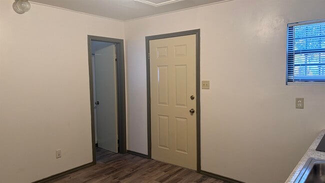 Building Photo - 907 Laredo St
