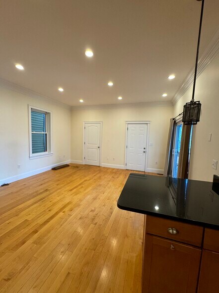 Building Photo - 152 H St
