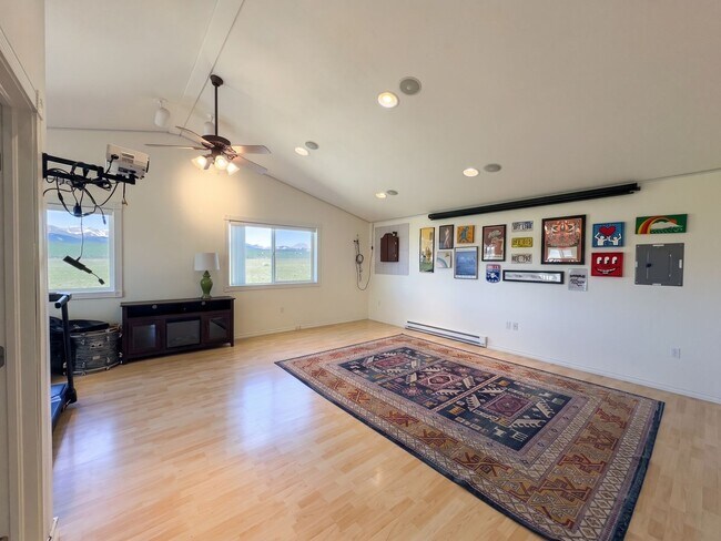 Building Photo - Foxtail Pines! 5 acres! Open floor plan!