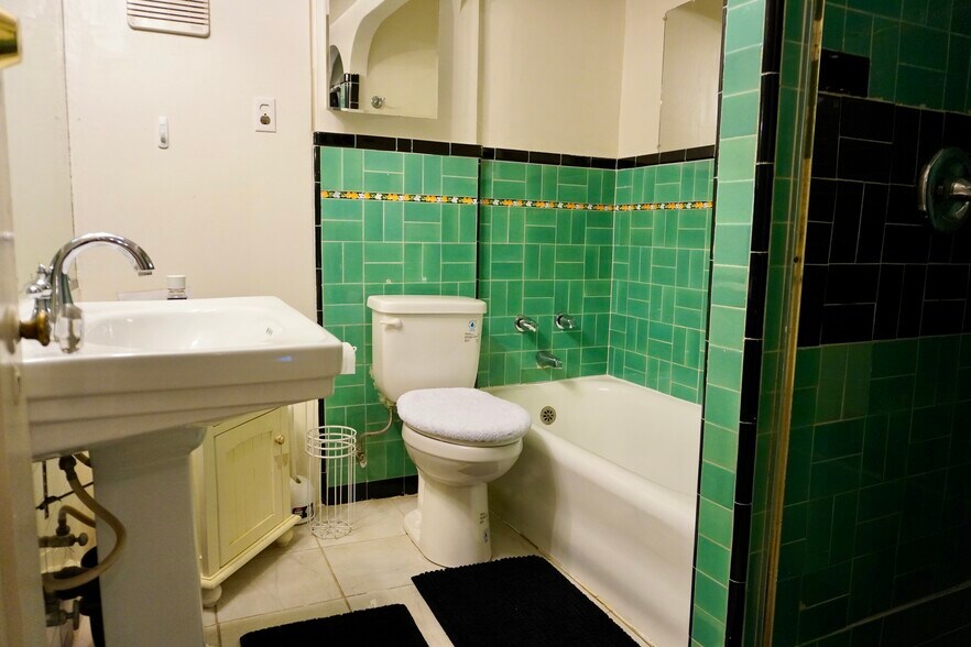 Building Photo - 1220 S Woods Ave