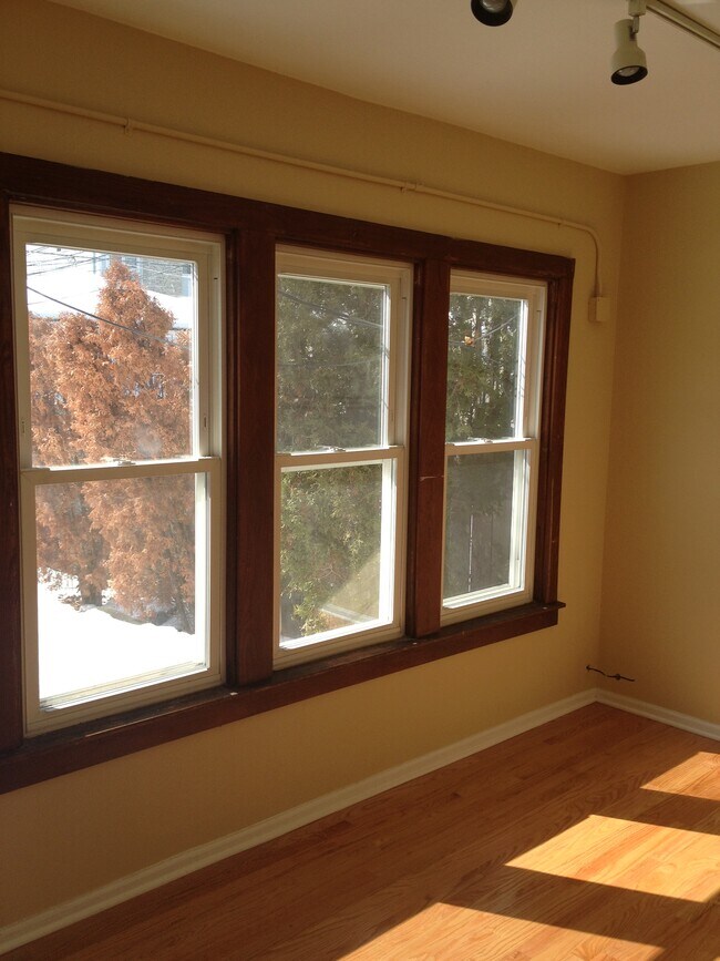 Building Photo - 1823 W Cornelia Ave