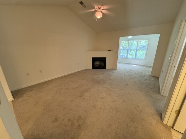 Building Photo - Move In READY! 2 bed 2 Bath with Garage! C...