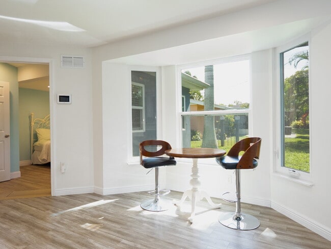 Building Photo - Living Across from Sarasota Bay 3BR/2.5BA Home Minutes to Downtown – Yardwork Included