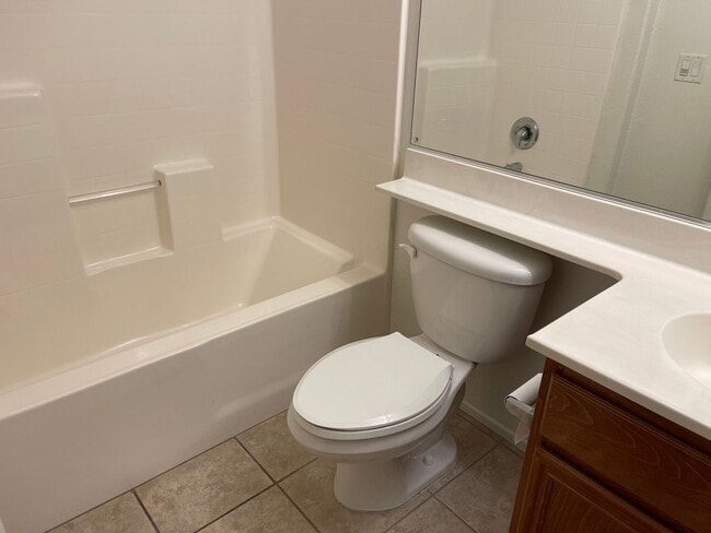 Building Photo - Cozy Town Home For Rent