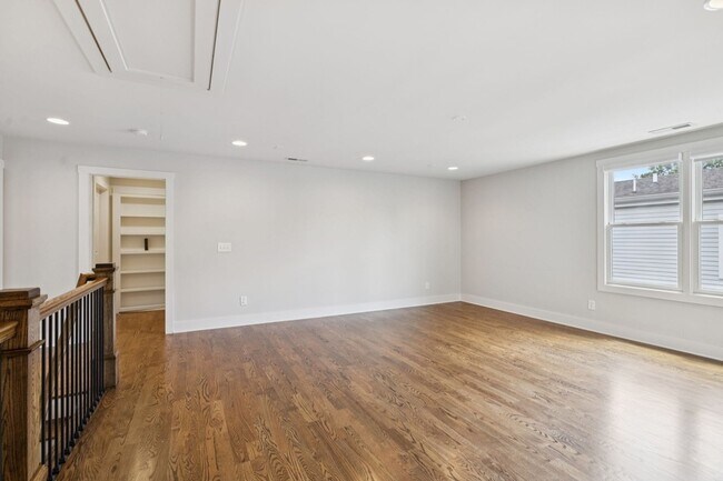 Building Photo - 2310 Vaulx Ln