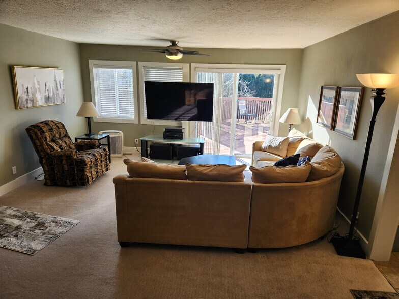 Building Photo - 6050 SW Taylors Ferry Rd