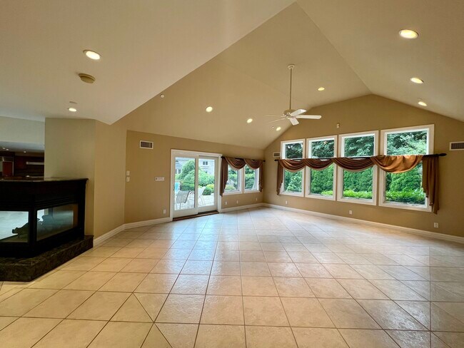 Building Photo - 32 Topland Rd