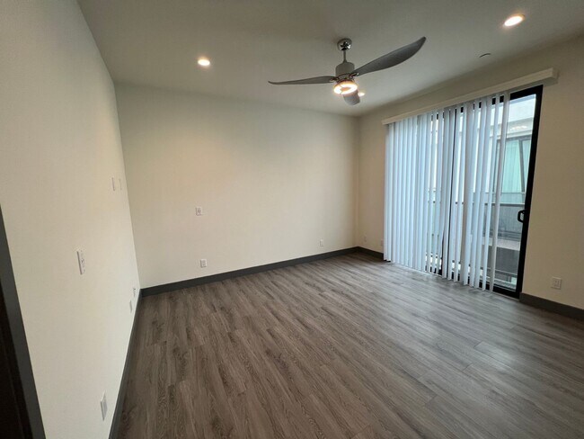 Building Photo - NEW SMART*4BD*4BA*TOWNHOME/ROOF DECK*CENTRAL AIR/HEAT*STAINLESS STEEL APPLIANCES*WASHER/DRYER IN ...