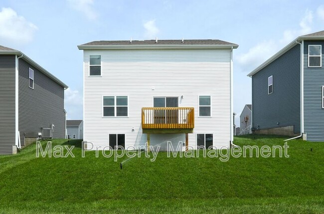 Building Photo - 2452 SE Creekhill Way