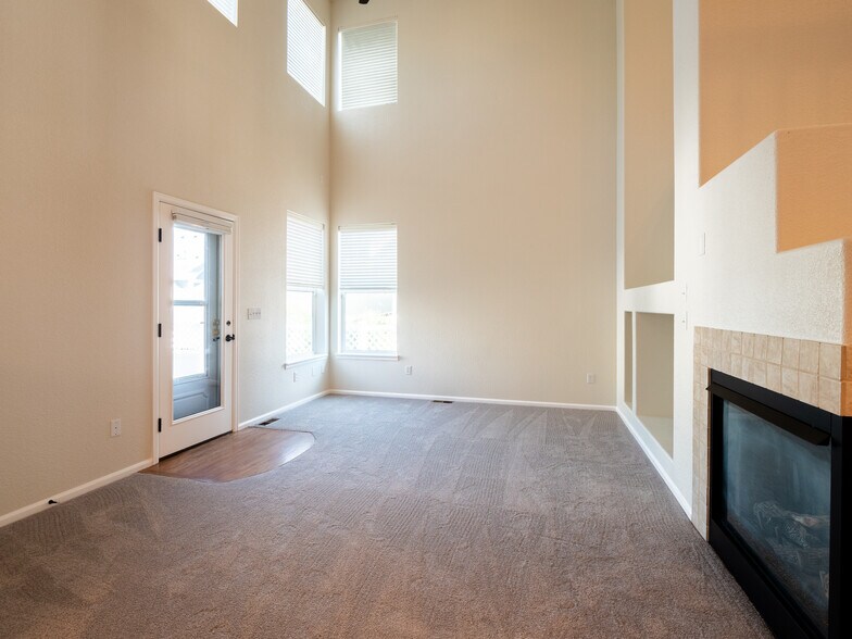 Building Photo - 5162 Cinquefoil Ln