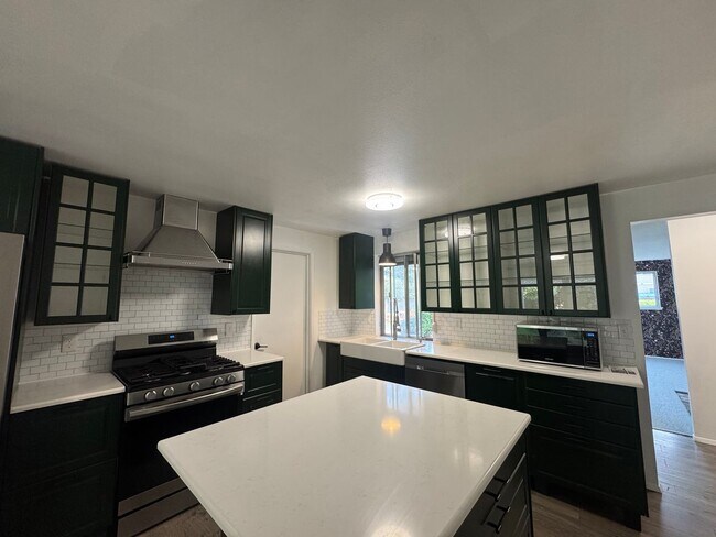 Building Photo - Lake Day Ready- 3 bedroom Rambler!