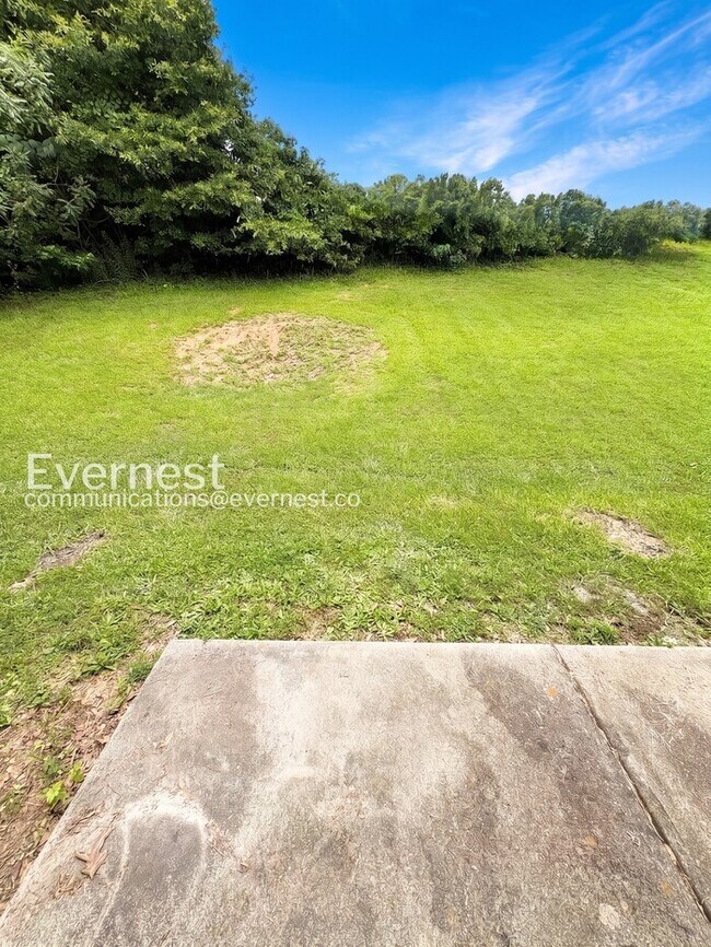 Building Photo - 3 Bed, 2 Bath Home with Garage / Pet-Friendly / Available Now!