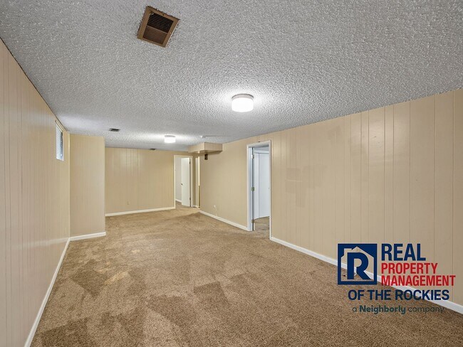 Building Photo - Recently Updated 4 Bed 3 Bath House in W. ...