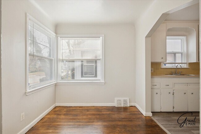 Building Photo - 2 bedroom - 2 bath - Detroit gem - $1200