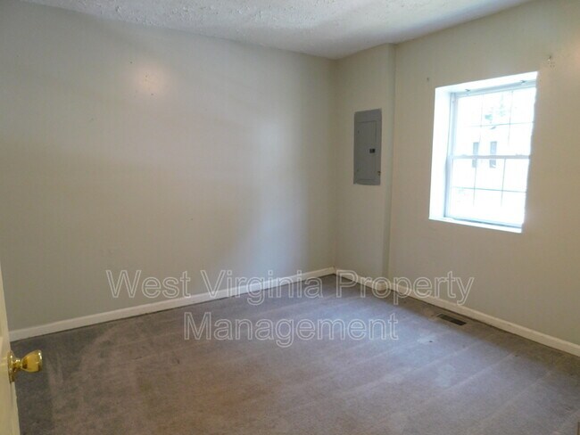 Building Photo - 124 1/2 Maple St