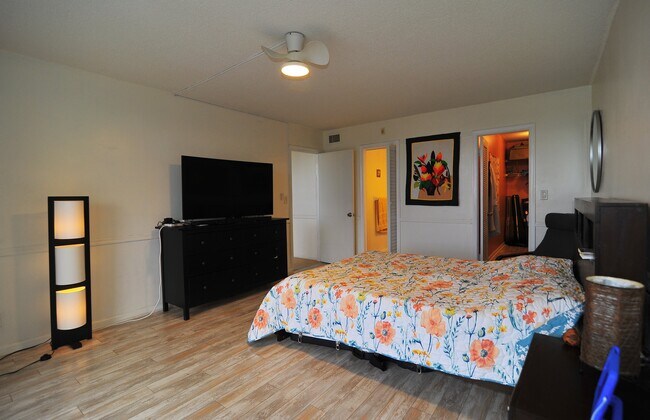 Building Photo - 3051 NE 48th St