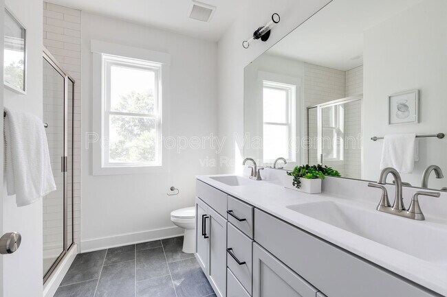 Building Photo - 211 E 15th St