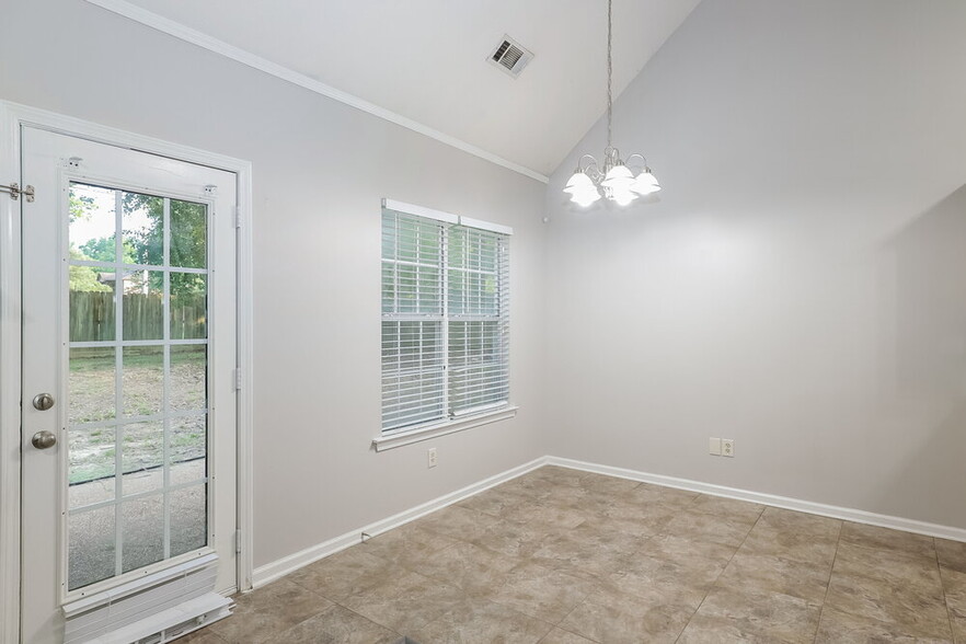 Building Photo - 5792 Reed Bend Cove