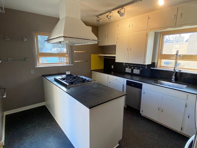 Building Photo - Beautiful Nob Hill Home with gourmet kitch...